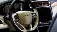 Wakil Presiden Senior Lynk & Co Alain Visser menggambarkan mobil ini sebagai ponsel pintar beroda. Setiap mobil secara permanen terkoneksi dengan internet dan memiliki tombol Share. Tombol ini memungkinkan pengguna mobil untuk menyewa mobil kepada seluruh orang lewat aplikasi telepon. Foto: Reuters/Hannibal Hanschke
