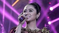 Depe juga membawakan Dont Lets Me Down dengan versi koplo. Pool/Ismail/detikFoto.