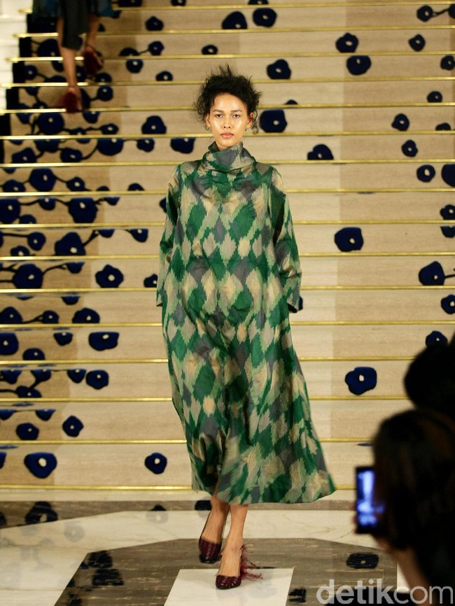 Koleksi Brand Ikat Indonesia by Didiet Maulana Annual Show, mengangkat tema Purnama 2016 bertempat di Four Seasons Hotel. Jakarta. [Foto: Mohamamd Abduh/Wolipop]
