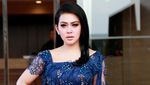 Lady in Blue! Gaya Syahrini dengan Gaun Biru
