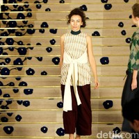 Koleksi Brand Ikat Indonesia by Didiet Maulana Annual Show, mengangkat tema Purnama 2016 bertempat di Four Seasons Hotel. Jakarta. [Foto: Mohamamd Abduh/Wolipop]