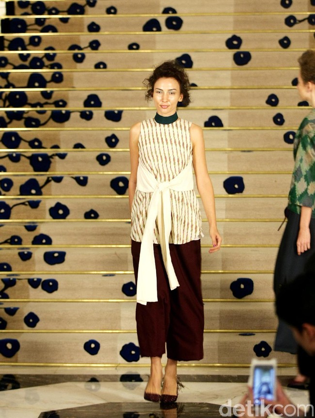 Koleksi Brand Ikat Indonesia by Didiet Maulana Annual Show, mengangkat tema Purnama 2016 bertempat di Four Seasons Hotel. Jakarta. [Foto: Mohamamd Abduh/Wolipop]