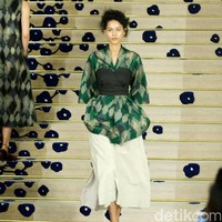 Koleksi Brand Ikat Indonesia by Didiet Maulana Annual Show, mengangkat tema Purnama 2016 bertempat di Four Seasons Hotel. Jakarta. [Foto: Mohamamd Abduh/Wolipop]