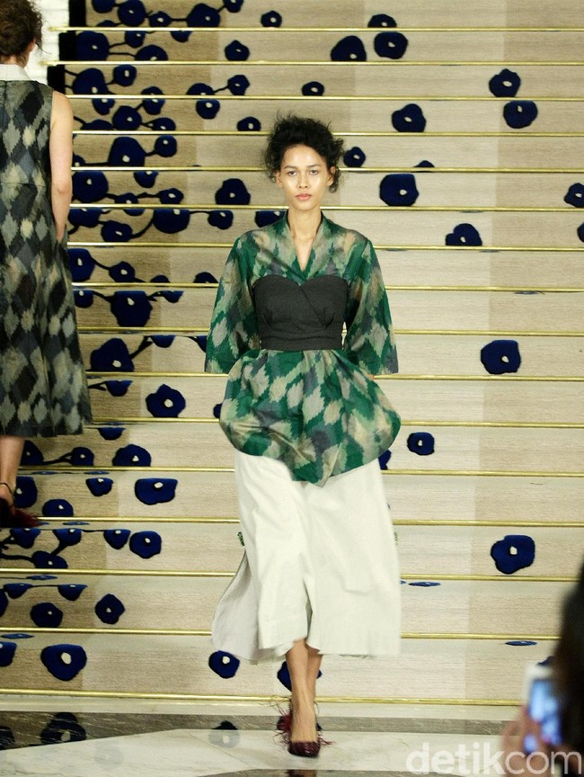 Koleksi Brand Ikat Indonesia by Didiet Maulana Annual Show, mengangkat tema Purnama 2016 bertempat di Four Seasons Hotel. Jakarta. [Foto: Mohamamd Abduh/Wolipop]