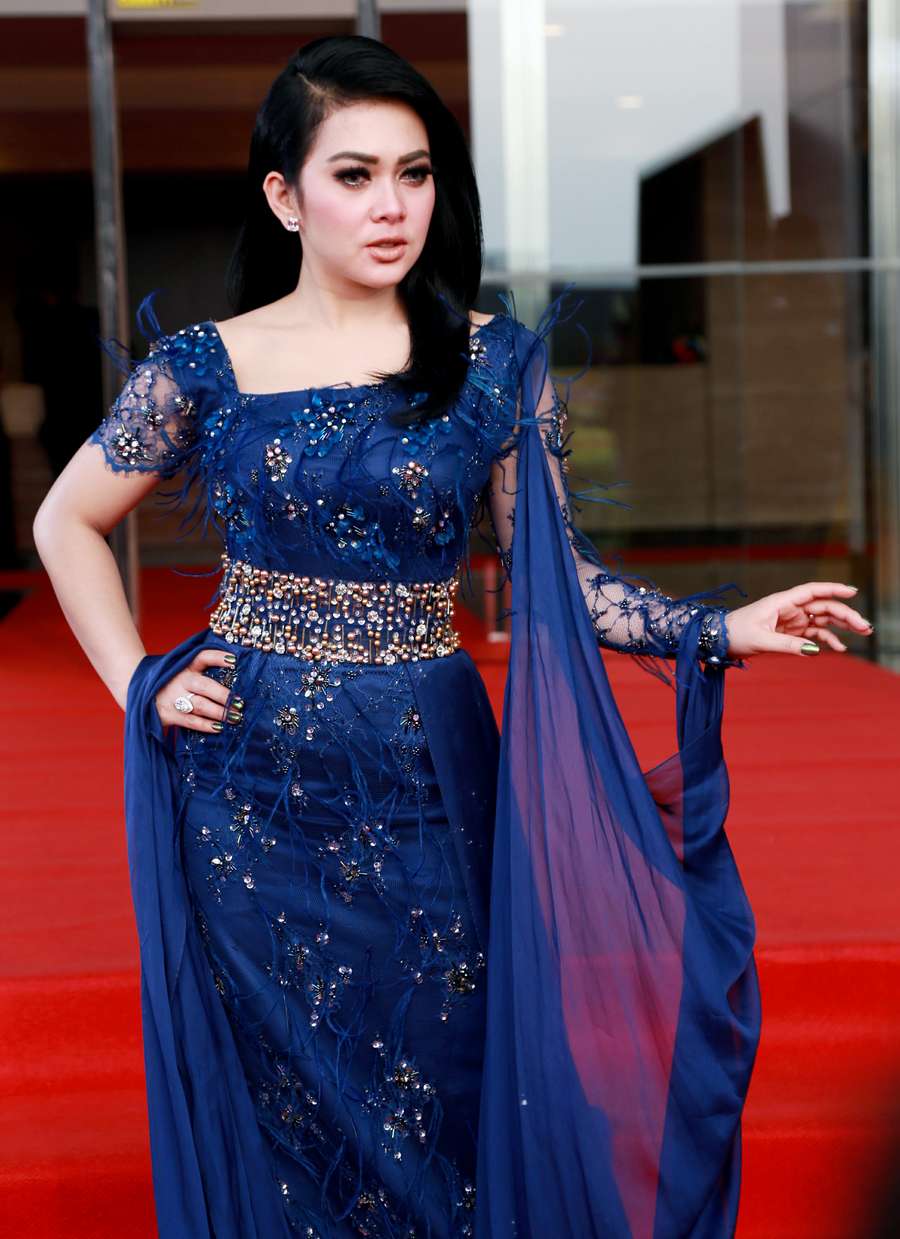 Lady in Blue! Gaya Syahrini dengan Gaun Biru