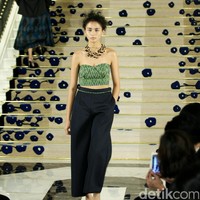 Koleksi Brand Ikat Indonesia by Didiet Maulana Annual Show, mengangkat tema Purnama 2016 bertempat di Four Seasons Hotel. Jakarta. [Foto: Mohamamd Abduh/Wolipop]