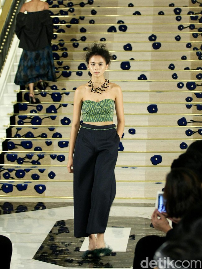 Koleksi Brand Ikat Indonesia by Didiet Maulana Annual Show, mengangkat tema Purnama 2016 bertempat di Four Seasons Hotel. Jakarta. [Foto: Mohamamd Abduh/Wolipop]