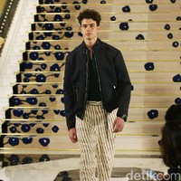 Koleksi Brand Ikat Indonesia by Didiet Maulana Annual Show, mengangkat tema Purnama 2016 bertempat di Four Seasons Hotel. Jakarta. [Foto: Mohamamd Abduh/Wolipop]