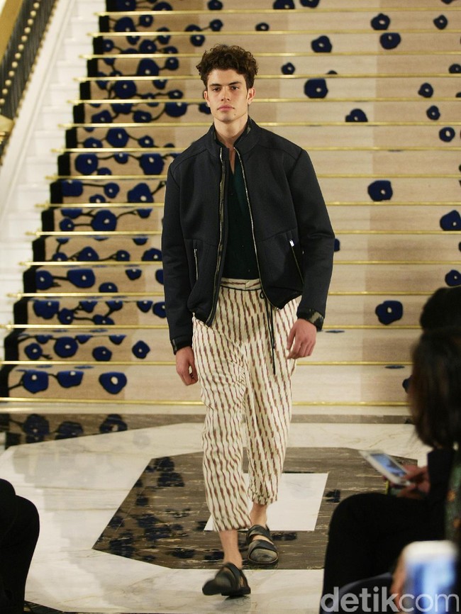 Koleksi Brand Ikat Indonesia by Didiet Maulana Annual Show, mengangkat tema Purnama 2016 bertempat di Four Seasons Hotel. Jakarta. [Foto: Mohamamd Abduh/Wolipop]