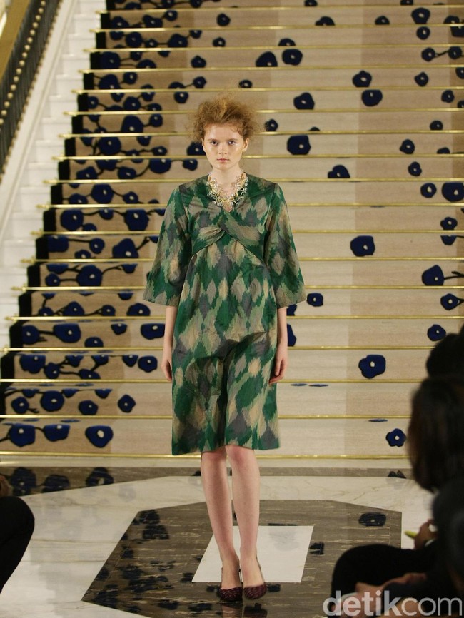Koleksi Brand Ikat Indonesia by Didiet Maulana Annual Show, mengangkat tema Purnama 2016 bertempat di Four Seasons Hotel. Jakarta. [Foto: Mohamamd Abduh/Wolipop]