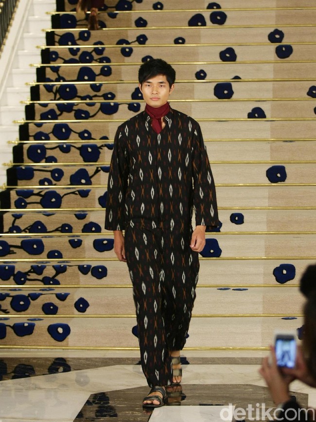 Koleksi Brand Ikat Indonesia by Didiet Maulana Annual Show, mengangkat tema Purnama 2016 bertempat di Four Seasons Hotel. Jakarta. [Foto: Mohamamd Abduh/Wolipop]