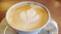Caramel Latte diracik dari kopi robusta Lampung. Permukaan kopi diberi hiasan latte art. Rasanya menurut kami seimbang, tidak manis atau tidak pahit. Cocok sebagai teman makan burger. 