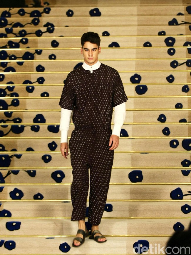 Koleksi Brand Ikat Indonesia by Didiet Maulana Annual Show, mengangkat tema Purnama 2016 bertempat di Four Seasons Hotel. Jakarta. [Foto: Mohamamd Abduh/Wolipop]