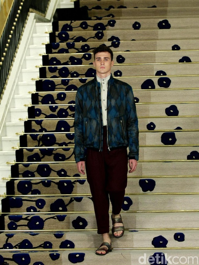 Koleksi Brand Ikat Indonesia by Didiet Maulana Annual Show, mengangkat tema Purnama 2016 bertempat di Four Seasons Hotel. Jakarta. [Foto: Mohamamd Abduh/Wolipop]