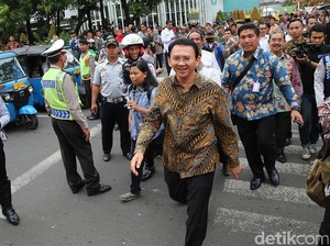 Jelang Ahok Cuti, Balai Kota DKI Dipenuhi Warga
