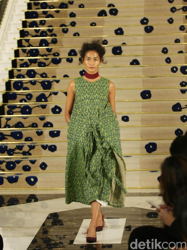 Koleksi Brand Ikat Indonesia by Didiet Maulana Annual Show, mengangkat tema Purnama 2016 bertempat di Four Seasons Hotel. Jakarta. [Foto: Mohamamd Abduh/Wolipop]