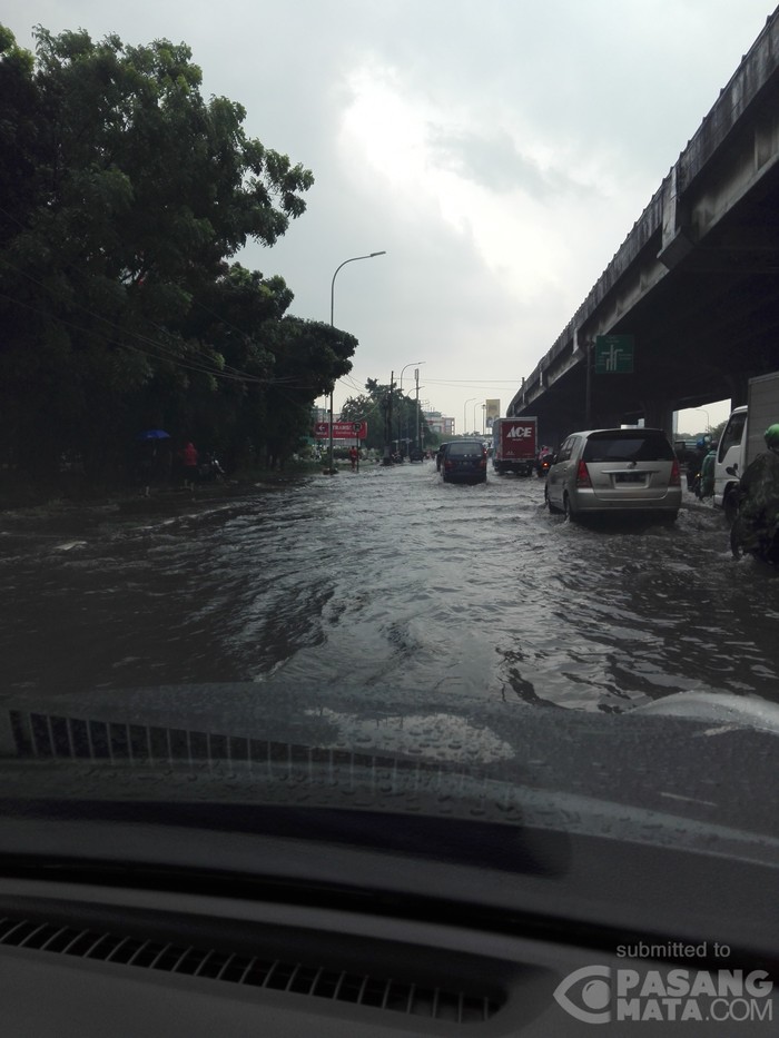 Jalan Cempaka Putih Tergenang 20 Cm, Lalin Tersendat di Lajur Kanan