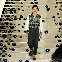 Koleksi Brand Ikat Indonesia by Didiet Maulana Annual Show, mengangkat tema Purnama 2016 bertempat di Four Seasons Hotel. Jakarta. [Foto: Mohamamd Abduh/Wolipop]