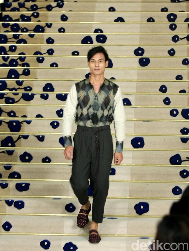 Koleksi Brand Ikat Indonesia by Didiet Maulana Annual Show, mengangkat tema Purnama 2016 bertempat di Four Seasons Hotel. Jakarta. [Foto: Mohamamd Abduh/Wolipop]