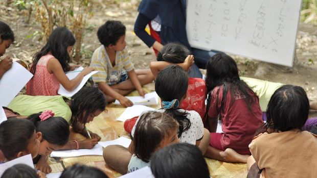 Anak-anak suku Kaili Unde tengah belajar