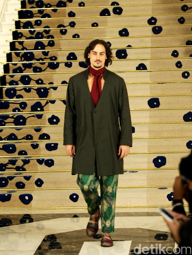 Koleksi Brand Ikat Indonesia by Didiet Maulana Annual Show, mengangkat tema Purnama 2016 bertempat di Four Seasons Hotel. Jakarta. [Foto: Mohamamd Abduh/Wolipop]