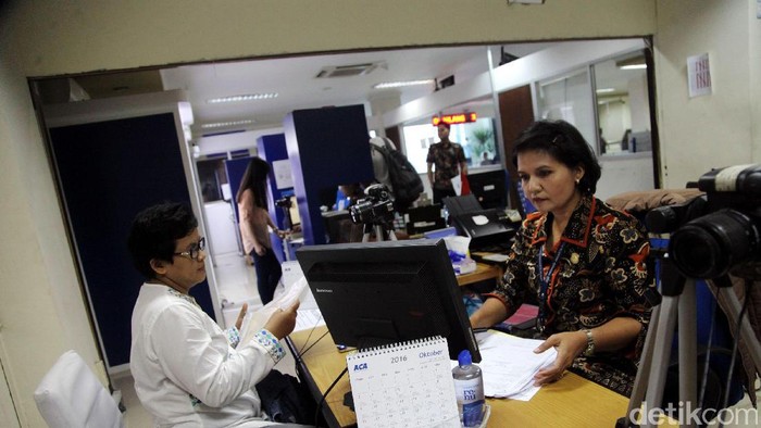 Bagi yang ingin ke luar negeri, paspor merupakan dokumen utama. Untuk membuat paspor harus melewati sejumlah langkah. Begini proses pembuatan paspor di kantor Imigrasi Jakarta Pusat.