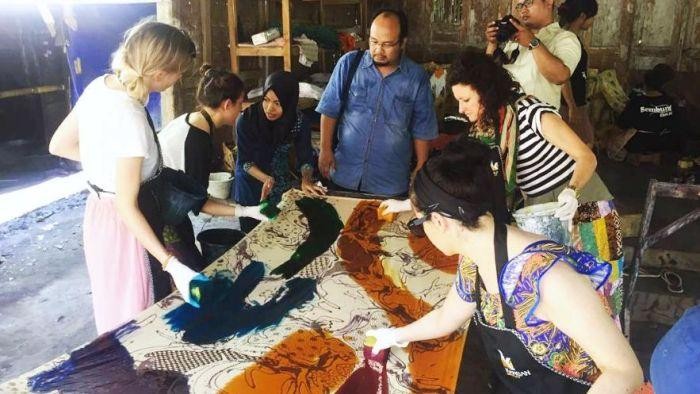 Mahasiswa Desain Mode Australia ke Yogya Belajar Membatik
