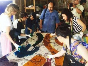 Mahasiswa Desain Mode Australia ke Yogya Belajar Membatik
