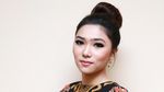 Cantiknya Isyana Sarasvati dengan Dress Etnik