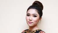 Isyana Sarasvati saat ditemui di kawasan Kebon Jeruk, Jakarta Barat pada Kamis malam (20/10/2016). Pool/Palevi S/detikFoto.