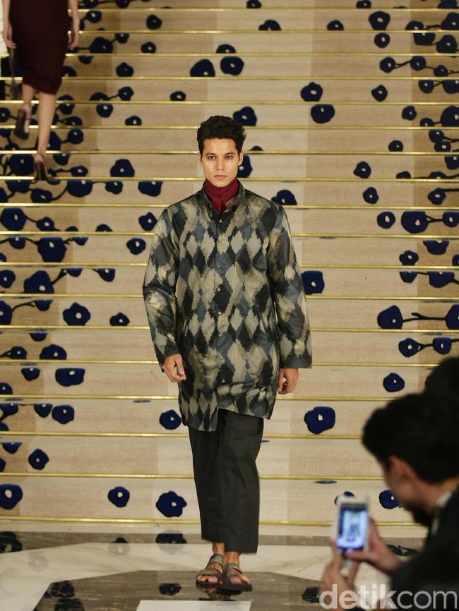 Koleksi Brand Ikat Indonesia by Didiet Maulana Annual Show, mengangkat tema Purnama 2016 bertempat di Four Seasons Hotel. Jakarta. [Foto: Mohamamd Abduh/Wolipop]