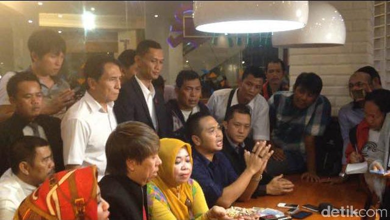 Gelar Konferensi Pers, Kuasa Hukum Asli Bawa 2 Pengikut Setia Dimas Kanjeng Gelar Konferensi Pers, Kuasa Hukum Asli Bawa 2 Pengikut Setia Dimas Kanjeng