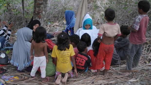 Guru Honorer tengah mengajari anak-anak Suku Kaili Unde