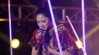 Penyanyi yang akrab disapa Depe itu tampak menghayati lagu yang dibawakannya. Pool/Ismail/detikFoto.