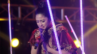 Happy dan Sendunya Dewi Persik di Atas Panggung