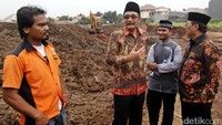 Djarot berdiskusi dengan pekerja.
