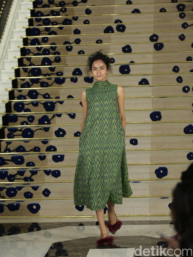 Koleksi Brand Ikat Indonesia by Didiet Maulana Annual Show, mengangkat tema Purnama 2016 bertempat di Four Seasons Hotel. Jakarta. [Foto: Mohamamd Abduh/Wolipop]