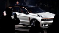 SUV ringkas yang diperkenalkan Lynk & Co akan mengusung nama 01. SUV ini menggunakan teknologi hybrid yang mengawinkan mesin bensin tiga silinder 1.5 liter dengan sebuah motor listrik. Lynk & Co bakal menawarkan SUV ini dengan transmisi manual atau otomatis kopling ganda tujuh percepatan. Foto: Reuters/Hannibal Hanschke