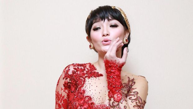 Petra Sihombing Ciuman dengan Sesama Pria, Bokong Zaskia Gotik Dipegang Fans