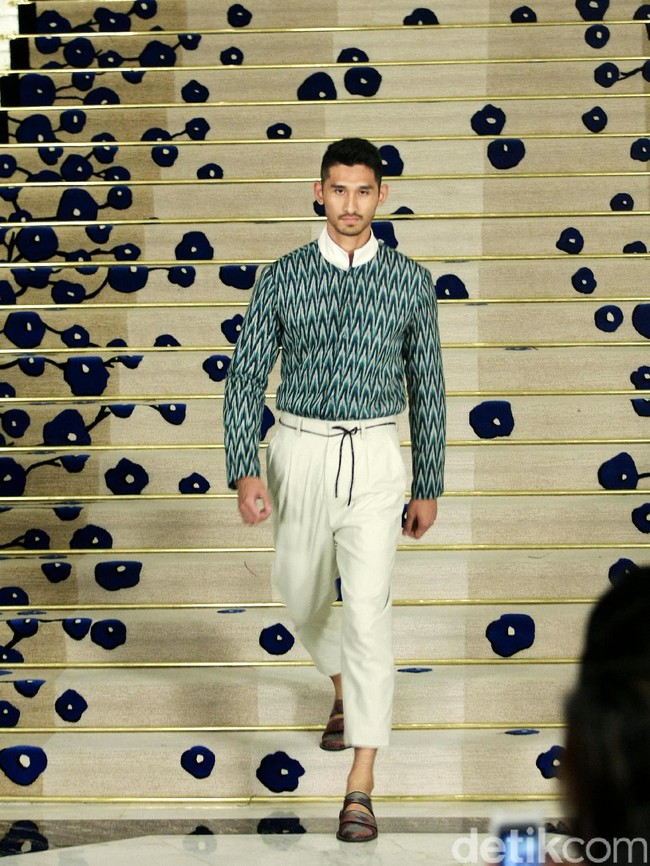 Koleksi Brand Ikat Indonesia by Didiet Maulana Annual Show, mengangkat tema Purnama 2016 bertempat di Four Seasons Hotel. Jakarta. [Foto: Mohamamd Abduh/Wolipop]