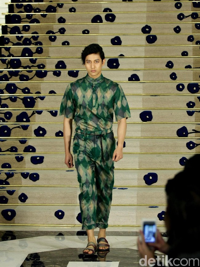 Koleksi Brand Ikat Indonesia by Didiet Maulana Annual Show, mengangkat tema Purnama 2016 bertempat di Four Seasons Hotel. Jakarta. [Foto: Mohamamd Abduh/Wolipop]