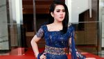 Lady in Blue! Gaya Syahrini dengan Gaun Biru
