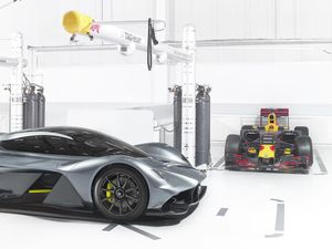 Mobil Super Aston Martin-Red Bull