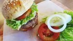 Ada Burung Marlon Goreng dan Burger Juicy di Balai Kota