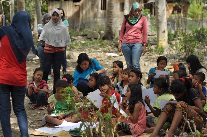 Guru Honorer tengah mengajari anak-anak Suku Kaili Unde