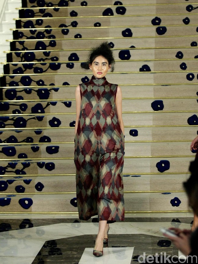 Koleksi Brand Ikat Indonesia by Didiet Maulana Annual Show, mengangkat tema Purnama 2016 bertempat di Four Seasons Hotel. Jakarta. [Foto: Mohamamd Abduh/Wolipop]