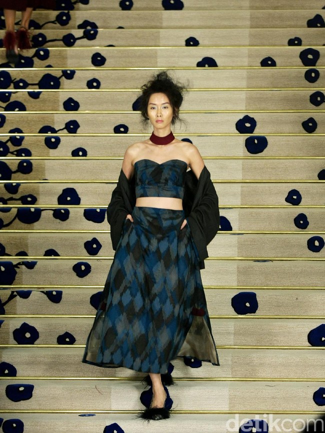 Koleksi Brand Ikat Indonesia by Didiet Maulana Annual Show, mengangkat tema Purnama 2016 bertempat di Four Seasons Hotel. Jakarta. [Foto: Mohamamd Abduh/Wolipop]