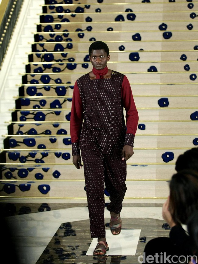 Koleksi Brand Ikat Indonesia by Didiet Maulana Annual Show, mengangkat tema Purnama 2016 bertempat di Four Seasons Hotel. Jakarta. [Foto: Mohamamd Abduh/Wolipop]