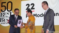 (kiri-kanan) President Commisioner Forbes Indonesia Jonathan Tahir, Komisioner Modern Land Oscar J Tavera dan Perwakilan dari Forbes Indonesia Suryo Bambang Sulistyo saat penyerahan penghargaan di Jakarta, Kamis (20/10) malam.