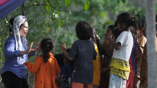 Anak-anak suku Kaili Unde tengah diajari guru 